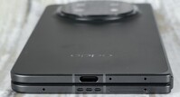 机身底部侧面（麦克风、USB 端口、扬声器、麦克风、SIM 卡插槽）