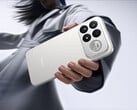 Redmi K100 Pro Max 配备了搭载 Bose 音效技术的 2.1 声道扬声器系统。图为该手机后盖的宣传图。