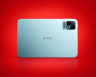 iQOO Pad Pro 游戏平板电脑的正面和背面展示。