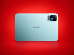 iQOO Pad Pro 游戏平板电脑的正面和背面展示。