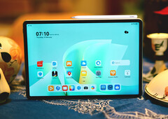 华为 M-Pencil Pro 可通过磁力吸附在 MatePad 11.5 S 上。