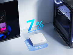 Minisforum M1-1295 采用简洁的银色外壳，尺寸为 195 x 193 x 51.9 毫米，重 1.12 千克。(图片来源：Minisforum）