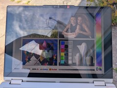 室外阴凉处。眩光仍然普遍存在