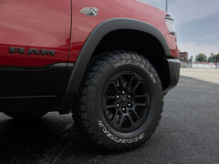 配备 Hemi V8 发动机和全新 