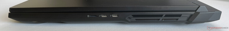 右：microSD 读卡器、2 个 USB-C 4.0（带 Thunderbolt 5，80 GBit/s）、DisplayPort 2.1、1 个 Power Delivery。