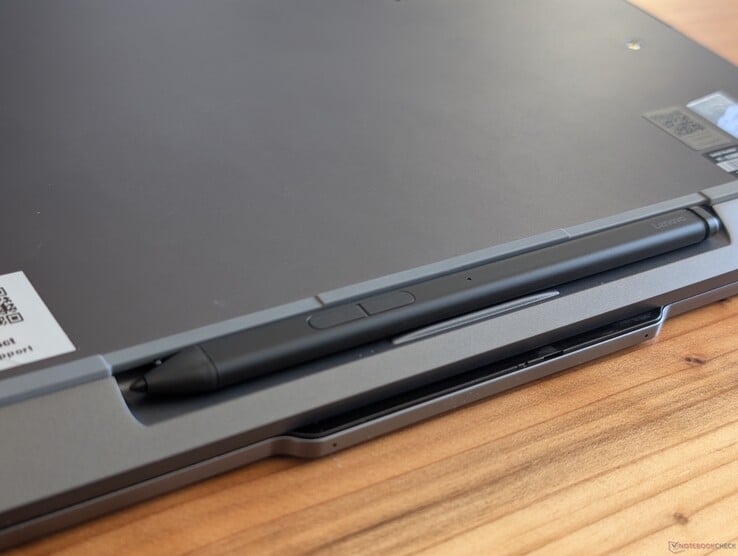 Slim Pen 2 稳稳地收纳在笔槽中，几乎与笔槽齐平