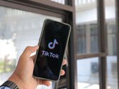 一部显示TikTok标志的智能手机