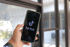 一部显示TikTok标志的智能手机