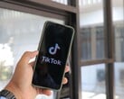 一部显示TikTok标志的智能手机
