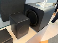 新款 TCL Q95K  soundbar。