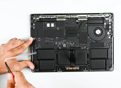 MacBook ProApple M5 的维修改进微乎其微。(图片来源:iFixit)