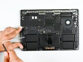 MacBook ProApple M5 的维修改进微乎其微。(图片来源：iFixit）