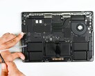 MacBook ProApple M5 的维修改进微乎其微。(图片来源:iFixit)