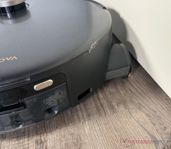 他在擦拭边缘时保持安全距离