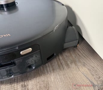 他在擦拭边缘时保持安全距离