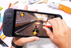 除了显示屏容易刮花之外，任天堂 Switch 2 似乎做工精良（图片来源：JerryRigEverything）