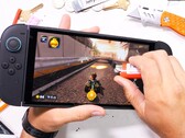 除了显示屏容易刮花之外，任天堂 Switch 2 似乎做工精良（图片来源：JerryRigEverything）
