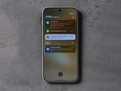 OnePlus 15 不得不关闭一些功能,以确保温度不会进一步升高。图:压力测试视频截图。(图片来源:Max Tech)
