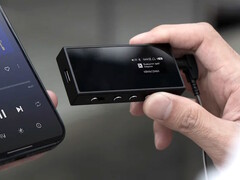 Questyle 推出带耳机放大器和蓝牙连接的便携式 USB-DAC M18i。(图片来源:Questyle)