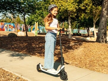 Segway C2 SE 最大承重为 121 磅(55 公斤)。