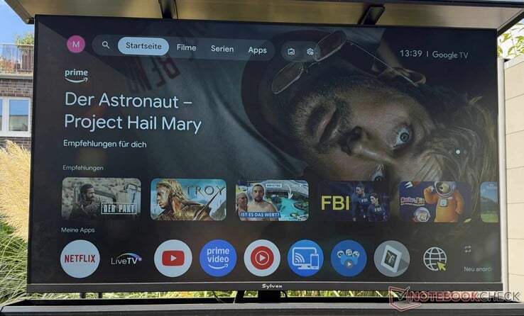Sylvox Frameless Pro 将许多室内智能电视上常见的 Google TV 界面带到了庭院中。