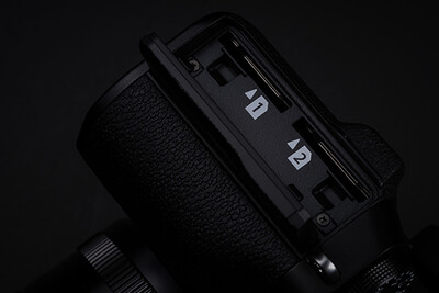 富士 X-T5 具有双 SD 卡插槽，读写速度快，通过 43 幅图像缓冲区连拍后的等待时间缩短。(图片来源：富士胶片）