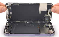 iPhone 14 Pro 的内部结构，包括电池。(来源：iFixit）