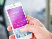 运行 Instagram 应用的智能手机