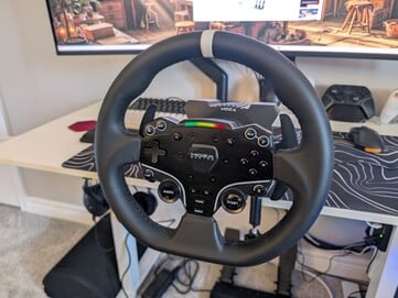 Moza R5 的轴距和方向盘。