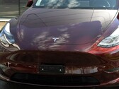 午夜樱桃红 Model Y 配矩阵式前大灯（图片：Vision E Drive/YT）