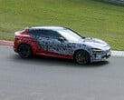 伪装的小米 YU7 GT 在纽博格林赛道。(图片来源：Niubei Shehuiren/微博）