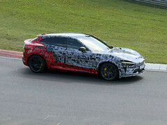 伪装的小米 YU7 GT 在纽博格林赛道。(图片来源：Niubei Shehuiren/微博）