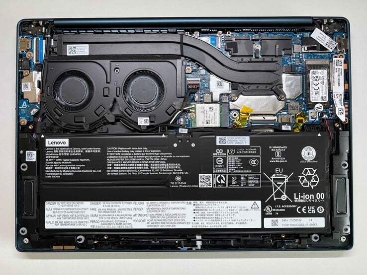 Yoga Slim 7 14AKP G10 供参考。虽然这两款机型外观完全相同,但在内部配置上存在一些差异