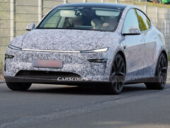 2026 特斯拉 Model Y 在纽博格林进行性能测试。(图片来源：Carscoops）