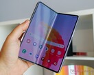 Galaxy Z Fold5 保留了明显的折痕，与其他同类产品不同。(图片来源：Notebookcheck）