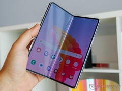 Galaxy Z Fold5 保留了明显的折痕，与其他同类产品不同。(图片来源：Notebookcheck）