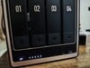 Ugreen NASync DXP4800 GT 的正面设有状态指示灯