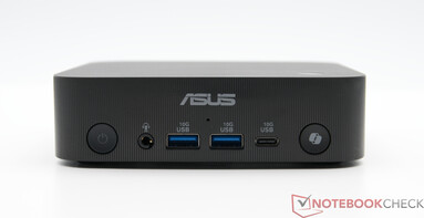 正面电源按钮、3.5 毫米组合音响、2 个 USB TypeA 10Gbps、USB TypeC 10Gbps、Copilot 快捷按钮