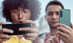 与许多旗舰智能手机相比，索尼Xperia 5机型在手中看起来很紧凑。(图片来源：索尼（Xperia 5 IV）--已编辑)