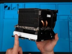 一张Steam Machine顶部大型散热器（位于I/O和电源单元上方）的截图
