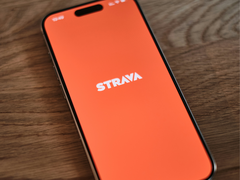 iPhone 上的 Strava 徽标图片。