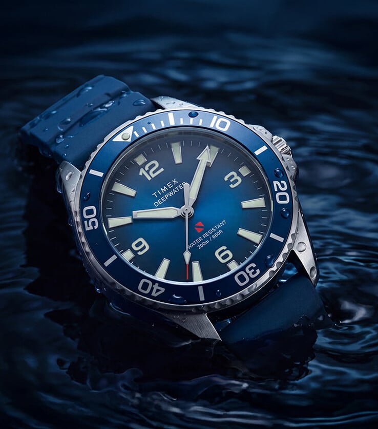 Timex Deepwater Arctic 200,配有蓝色渐变表盘和同色 HNBR 橡胶表带,拍摄时部分浸在水中。