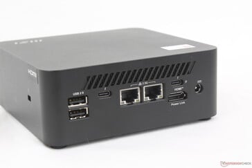 后部：2x USB-A 2.0、USB-C Thunderbolt 4 w/ DisplayPort 2.1 + Power Delivery (15W)、2x RJ-45 (2.5Gbps)、USB-C Thunderbolt 4 w/ DisplayPort 2.1 + Power Delivery (100W)、HDMI 2.1 w/ MSI Power Link、AC 适配器
