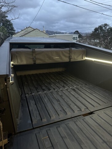 不使用时，Cybertruck 的 Basecamp 帐篷可以整齐地收在车顶罩下。(图片来源：Cybertruck 车主俱乐部）