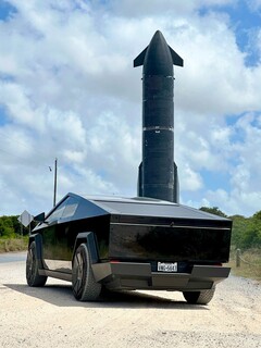 SpaceX 星际飞船火箭旁的 Cybertruck。(图片来源：NikolaBrussels/X）