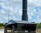 SpaceX 星际飞船火箭旁的 Cybertruck。(图片来源：NikolaBrussels/X）