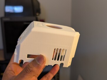 左上角边缘翘起,即在构建板上的一侧。