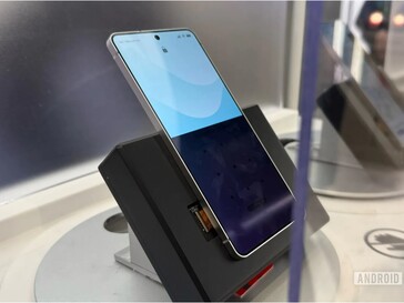 三星Galaxy 手机,采用了最新版本的隐私显示屏,遮挡了半个屏幕。