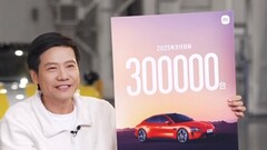 小米公司 CEO 与 SU7 的新目标。(图片来源:小米)