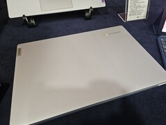 IdeaPad 3 SlimChromebook 在MWC上展示了其第二种云灰色的配色。(来源：Notebookcheck)